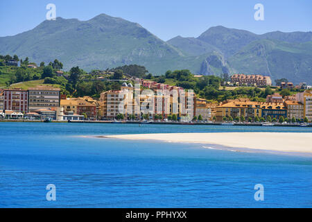 Village Ribadesella fleuve Sella dans les Asturies d'Espagne Banque D'Images