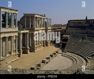 Latérale VISTA DE LA ESCENA CON LA ORCHESTRA Y EL GRADERIO DIVIDIDO EN SECTORES - SIGLO I AC. Emplacement : TEATRO ROMANO-EDIFICIO. Banque D'Images