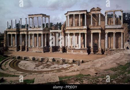 VISTA DEL ESCENARIO Y PARTE DE LA Orquesta del Teatro Romano - SIGLO I AC. Emplacement : TEATRO ROMANO-EDIFICIO. Banque D'Images