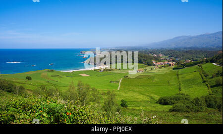 Plage Torimbia dans les Asturies près de Llanes de l'Espagne Banque D'Images