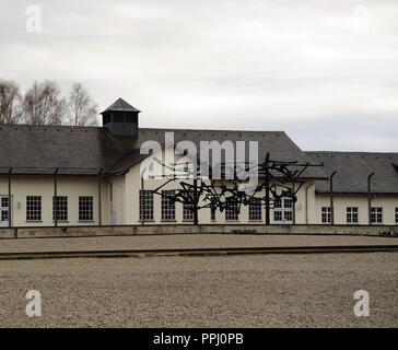 Camp de concentration de Dachau. Camp de prisonniers nazis a ouvert ses portes en 1933. Mémorial International. Première sculpture, Monument International, 1968, par Nandor Glid (1924-1997). L'Allemagne. Banque D'Images