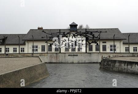 Camp de concentration de Dachau. Camp de prisonniers nazis a ouvert ses portes en 1933. Mémorial International. Première sculpture, Monument International, 1968, par Nandor Glid (1924-1997). L'Allemagne. Banque D'Images