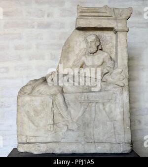 Stèle avec relief représentant un couple dans un banquet. L'homme s'étira et la femme assise. Ca. 340 BC. Glyptothèque Musée. Munich. L'Allemagne. Banque D'Images