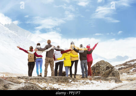 Grand groupe d'amis heureux voyage montagnes Banque D'Images