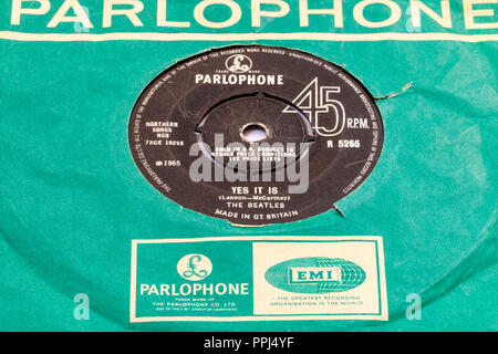 45 seul dans le Parlophone couverture verte. Les Beatles, c'est 'Oui' par Lennon et McCartney. B-SIDE. Banque D'Images