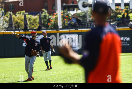 Les joueurs de Caribes de Anzoátegui (du Venezuela sont en phase de préchauffage dans le champ de jeu de Charros Estadio Jalisco avant le début de la première baseball Banque D'Images