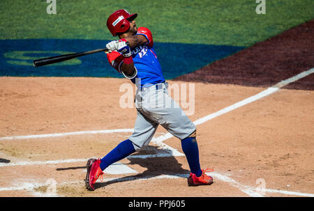 Jesmuel Valentin conecta en el tercer manche. . Partido de beisbol de la Serie del Caribe con el Encuentro entre Caribes de Anzoátegui (de Venezuela c Banque D'Images