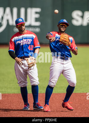 David Vidal (42) e Jesmuel Valentin. Partido de beisbol de la Serie del Caribe con el Encuentro entre los Alazanes de Cuba de Gamma contra los Crioll Banque D'Images