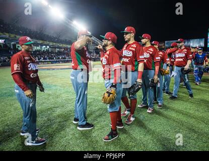 Alfredo Amezaga se despide del beisbol con su ultimo turno al bat durance la Serie del Caribe . Jeu de base-ball de la série des Caraïbes, avec le match Banque D'Images