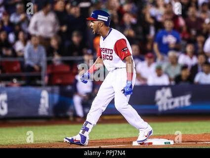 Eddie Rosario de Porto Rico, celebra hacia el Dogout al expirar une base de la Tercera en la segunda entrada, durante el partido entre Puerto Rico contra V Banque D'Images