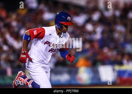 Francisco Lindor de Puerto Rico corre hacia primera base en el primer inning, durante el partido entre Puerto Rico contra Venezuela, World Baseball Cl Banque D'Images