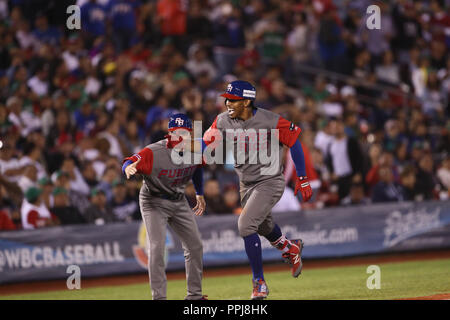 Francisco Lindor de Puerto Rico corre y celebra su homerun en la séptima entrada, durante el partido entre le Mexique vs Porto Rico, de classe mondiale de Baseball Banque D'Images