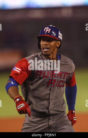 Francisco Lindor de Puerto Rico, l'ONU conecta cuadrangular Miguel Gonzalez un ¨¨ El Mariachi pitcher inicial por le Mexique en el primer inning, durante el pa Banque D'Images