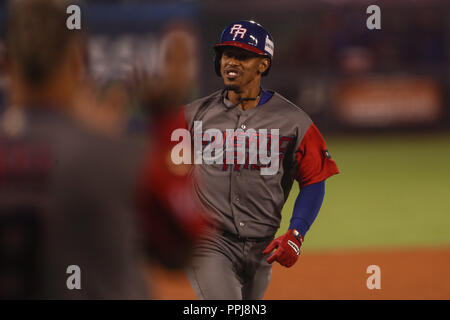 Francisco Lindor de Puerto Rico, l'ONU conecta cuadrangular Miguel Gonzalez un ¨¨ El Mariachi pitcher inicial por le Mexique en el primer inning, durante el pa Banque D'Images