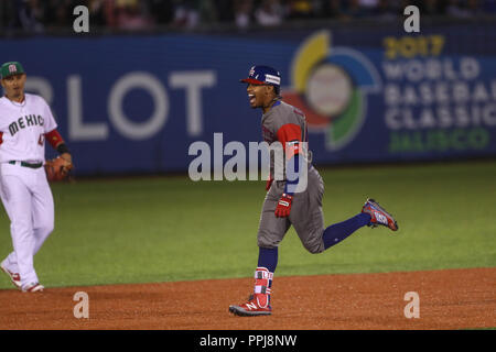 Francisco Lindor de Puerto Rico, l'ONU conecta cuadrangular Miguel Gonzalez un ¨¨ El Mariachi pitcher inicial por le Mexique en el primer inning, durante el pa Banque D'Images