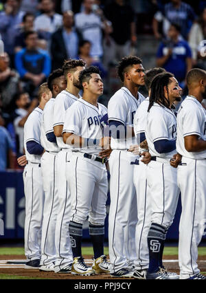 Christian Villanueva (i) y Freddy Galvis de San Diego, durante el partido de beisbol de los Angeles Dodgers de Los Padres de San Diego contra, durante Banque D'Images