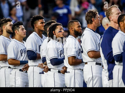 Christian Villanueva (i) y Freddy Galvis de San Diego, durante el partido de beisbol de los Angeles Dodgers de Los Padres de San Diego contra, durante Banque D'Images