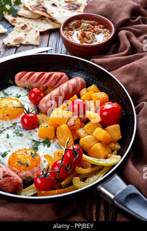 Petit-déjeuner méditerranéen : Sunny Side Up œufs, saucisses, rôti délicieux citrouille glacé à l'érable, des tomates grillées, avec trempette traditionnelle baba ganoush fro Banque D'Images