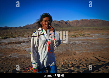 Francisco Barnet, chaman de la Seri groupe ethnique, enrichie au El CHAPO dans Comcaa la Nation, Punta Chueca dans le désert de Sonora au Mexique. Rituel, une Banque D'Images