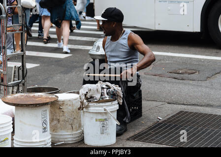 La ville de New York, USA - 22 juin 2018 : black man à jouer de la batterie dans la ville de New York Street Banque D'Images