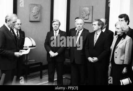 Élection, prestation de serment et la présentation de la troisième cabinet de Chancelier fédéral Helmut Schmidt le 5 novembre 1980 à Bonn. Dans le monde d'utilisation | Banque D'Images