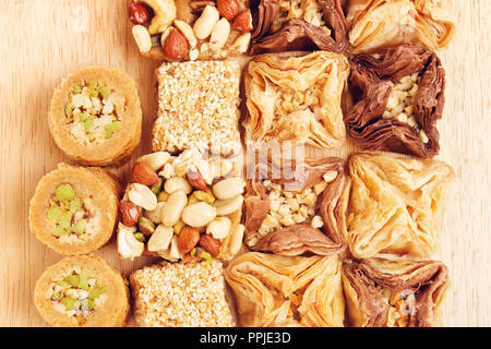 Les sucreries orientales différentes baklava sur table en bois Banque D'Images