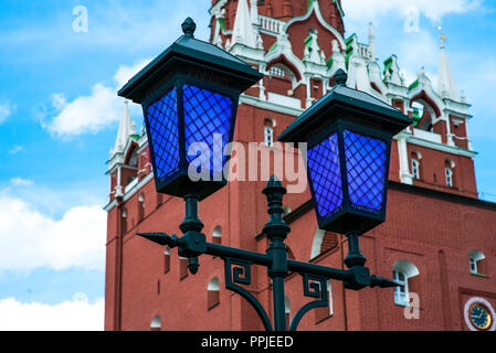 Chef d'un ancien style victorien lampost against a blue sky Banque D'Images