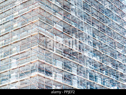 La construction d'appartements en construction sur une journée ensoleillée. La tonalité monochrome. Banque D'Images