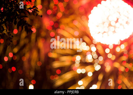 D'artifice coloré. D'artifice extraordinaire bokeh avec des gouttes sur l'objectif, Fireworks Fireworks, 2019, l'arrière-plan d'événements d'artifice, fête dans la ville Banque D'Images