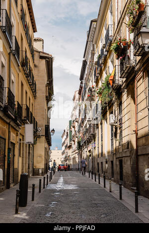 Madrid, Espagne - juin 2, 2018 : rue étroite dans le quartier Lavapiés. Il a été considéré comme le plus quartier typique de Madrid, a maintenant un grand immig Banque D'Images