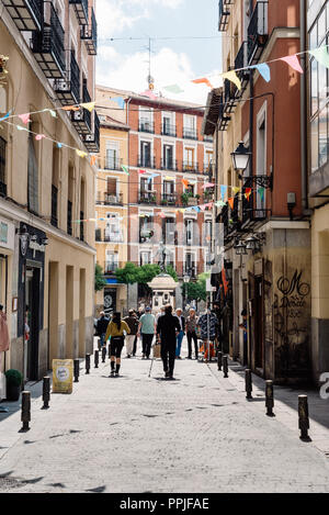 Madrid, Espagne - juin 2, 2018 : rue étroite dans le quartier Lavapiés. Il a été considéré comme le plus quartier typique de Madrid, a maintenant un grand immig Banque D'Images