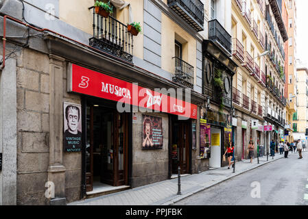 Madrid, Espagne - juin 2, 2018 : rue étroite dans le quartier Lavapiés. Il a été considéré comme le plus quartier typique de Madrid, a maintenant un grand immig Banque D'Images