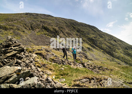 Deux marcheurs en ordre décroissant de Crag Thornthwaite à Threshwaite la bouche, Lake District, Cumbria, Royaume-Uni Banque D'Images