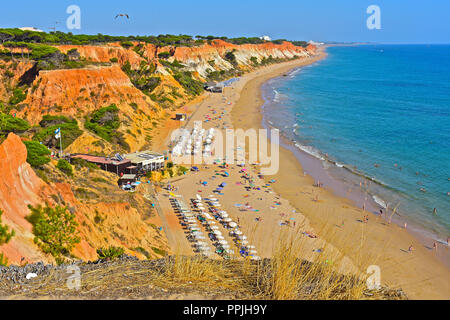 La merveilleuse plage de sable doré de Praia de Falésia s'étend de six kilomètres de Vilamoura à Olhos d'Agua, dans la région de l'Algarve du Portugal. Banque D'Images