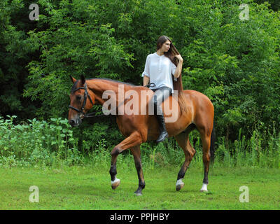 Amazing girl riding a horse en forêt d'été Banque D'Images