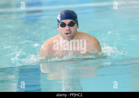 Jeune homme en bonne santé avec corps musclé nage en piscine Banque D'Images
