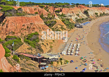 La merveilleuse plage de sable doré de Praia de Falésia s'étend de six kilomètres de Vilamoura à Olhos d'Agua, dans la région de l'Algarve du Portugal. Banque D'Images