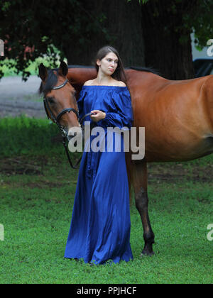 Amazing girl riding a horse en forêt d'été Banque D'Images