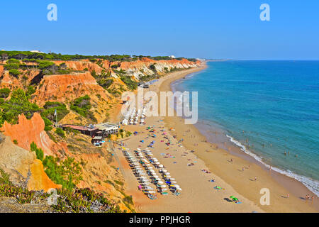 La merveilleuse plage de sable doré de Praia de Falésia s'étend de six kilomètres de Vilamoura à Olhos d'Agua, dans la région de l'Algarve du Portugal. Banque D'Images