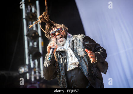 La Suède, Solvesborg - Juin 08, 2018. Le groupe de metal gallois Skindred effectue un concert live au cours de la fête de la musique suédoise Sweden Rock Festival 2018. Ici le chanteur Benji Webbe est vu sur scène. (Photo crédit : Gonzales Photo - Terje Dokken). Banque D'Images