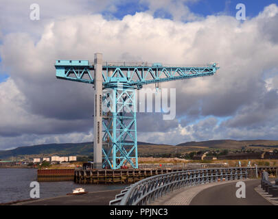 La grue Titan se trouve sur les rives de la rivière Clyde à Glasgow près de Clydebank. La grue faisait autrefois partie de la John Brown chantier de construction navale et a été rénové et attire aujourd'hui les visiteurs et touristes de voir la vue magnifique à partir de la flèche de la grue. Banque D'Images