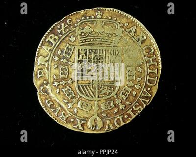 NUMISMATICA. MONEDA MODERNA. DOBLE SOBERANO DE ORO, DE FELIPE IV. REVERSO. ARMAS REALES CORONADAS CON EL TOISON ALREDEDOR.1642. (MUSEO ARQUEOLOGICO NACIONAL : DEPOSITO). Banque D'Images