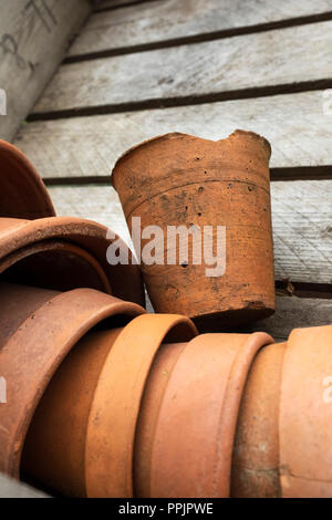 Vieux pots de terre cuite dans une caisse en bois. Banque D'Images