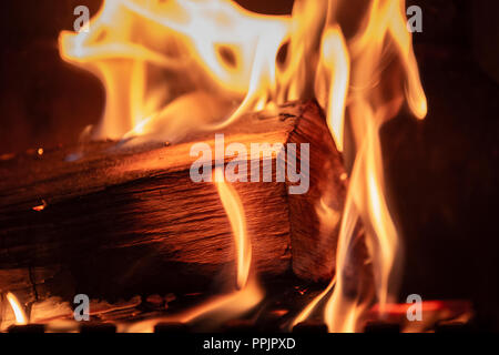 Grumes de bois dur en feu à l'intérieur d'un poêle à bois. Banque D'Images