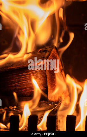 Grumes de bois dur en feu à l'intérieur d'un poêle à bois. Banque D'Images