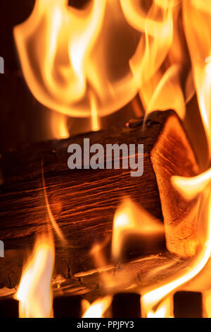 Grumes de bois dur en feu à l'intérieur d'un poêle à bois. Banque D'Images