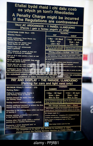 Parking sign restrictions montrant en gallois et en anglais. Llandudno front nord du Pays de Galles UK Banque D'Images