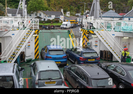 Le MV Finlaggan atterrir à Port Askaig Islay sur Scxotland Banque D'Images