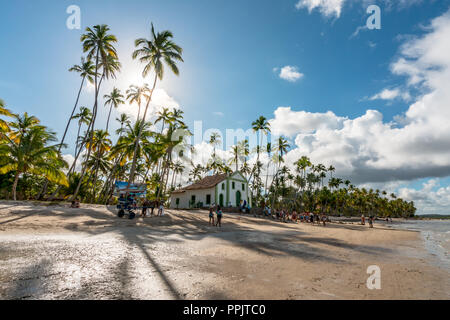 Plage de Carneiros, Pernambuco, Brésil - Jan, 2018 : Chapelle Saint Benoît, une petite et belle église sur la plage Banque D'Images