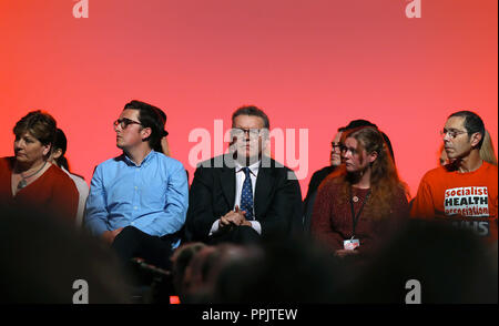 Leader adjoint du travail Tom Watson (centre) écouter leader travailliste Jeremy Corbyn's discours lors de la conférence annuelle du Parti travailliste à l'Arena and Convention Centre (ACC), à Liverpool. Banque D'Images